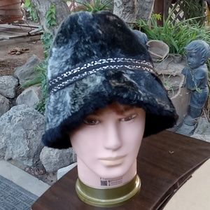 men's or women's Furry hat not sure Says extra large More measurements in the p